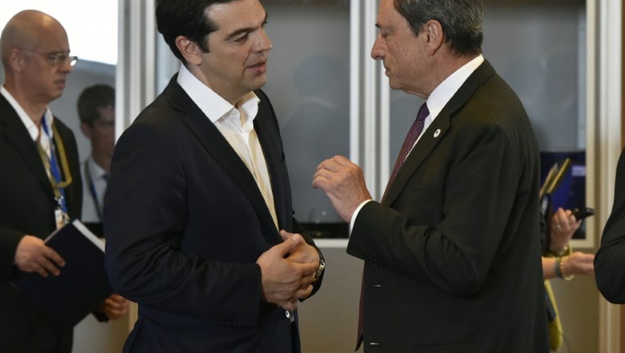 Le Premier ministre grec Alexis Tsipras et le président de la BCE Mario Draghi lors d'une réunion des dirigeants de la zone euro le 7 juillet 2015 à Bruxelles