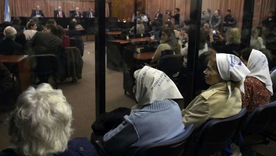 Des femmes de l'association "Les mères de la place de mai" lors du procès ex-militaires jugés le 27 mai 2016 à Buenos Aires