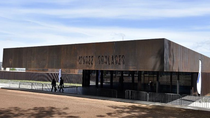 L'entrée du musée Soulages à Rodez, le 28 mai 2014, conçu par le cabinet catalan RCR Arquitectes et Passelac et Roques architectes, mêle le pierre volcanique noire et des palissades à l'aspect rouillé