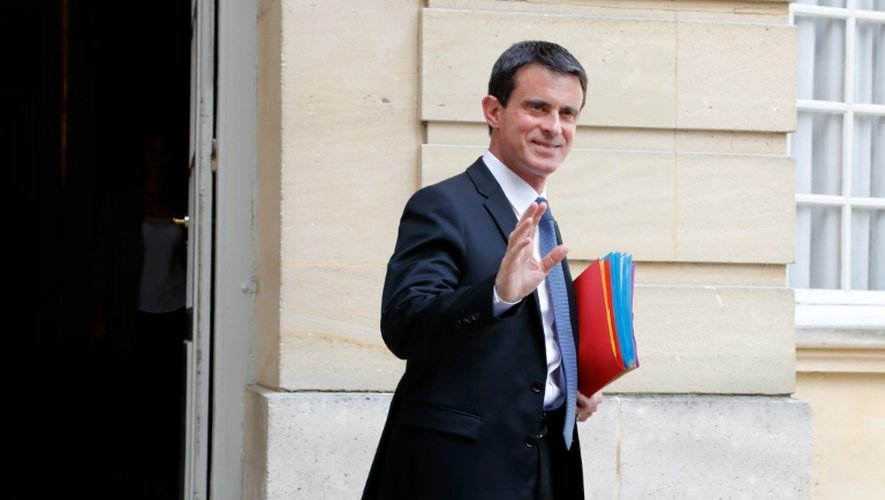 Le Premier ministre Manuel Valls à la sortie de  Matignon le 18 mai 2016 à Paris
