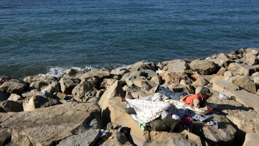 Des migrants sur les rives de la Méditerranée à Vintimille, en Italie, le 15 juin 2015