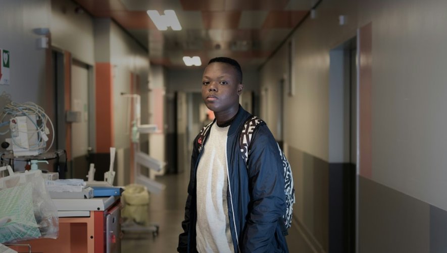 Jonathan, un jeune patient, pose le 11 mai 2016 à l'hôpital Necker