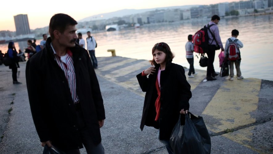 Des migrants arrivent au port d'Athènes, le 14 juin