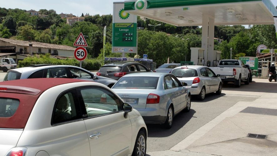 File d'attente d'automobilistes à une station-service le 27 mai 2016 à Ajaccio