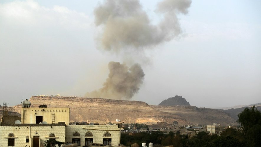De la fumée s'élève au dessus d'un dépôt d'armes le 6 juillet 2015 à Sanaa au Yémen