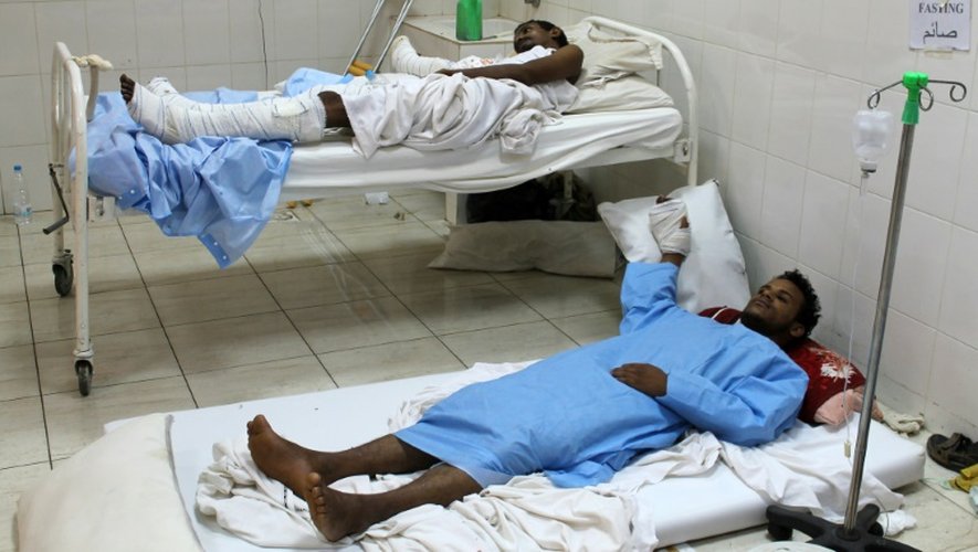 Des Yéménites blessés à l'hôpital de Sadaka à Aden, le 5 juillet 2015