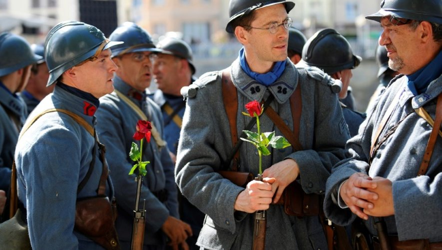 Des "reconstitueurs" en tenue de poilu le 27 mai 2016 à Verdun