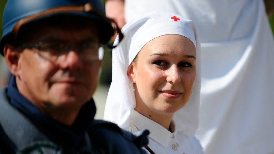 Une femme en tenue d'infirmière d'époque lors d'une répétition du défilé des "reconstitueurs" le 27 mai 2016 à Verdun