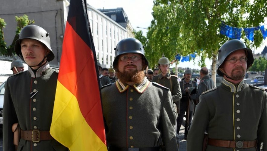 Des "reconstitueurs" en costume de soldat allemand le 27 mai 2016 à Verdun