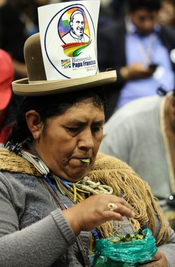 Une indienne bolivienne assiste à la Rencontre mondiale des Mouvements populaires en présence du pape François, à Santa Cruz en Bolivie, le 9 juillet 2015