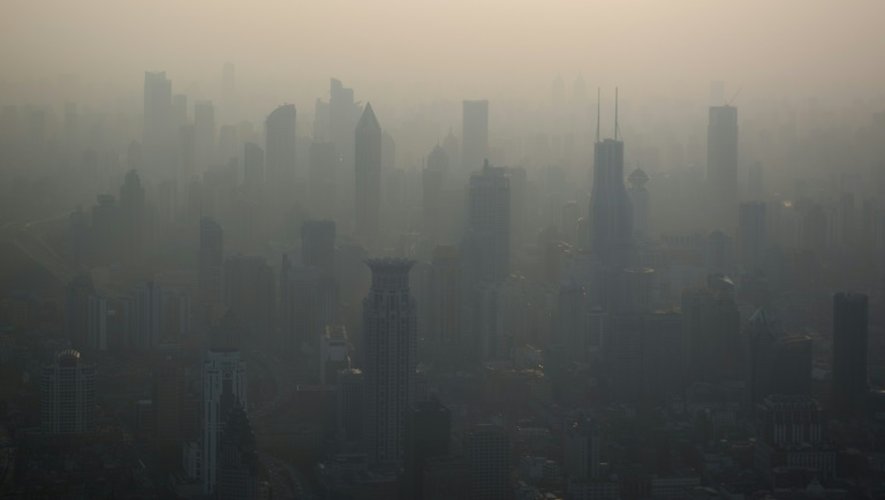 Les gratte-ciels de Shanghai au milieu du smog, le 28 mars 2016