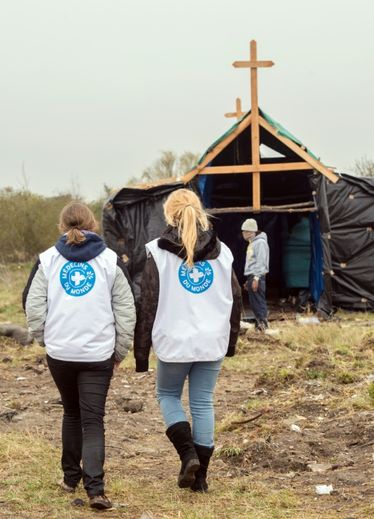 Deux membres de "Médecins du mond dans la "New Jungle" le 17 juin 2015 à Calais