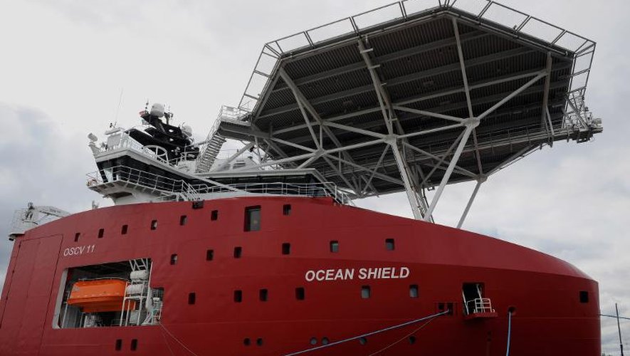 L'Ocean Shield, bâtiment de la marine australienne en escale de ravitaillement dans le port de Perth le 5 mai 2014, avant de reprendre les recherches de débris du Boeing disparu de Malaysia Airlines