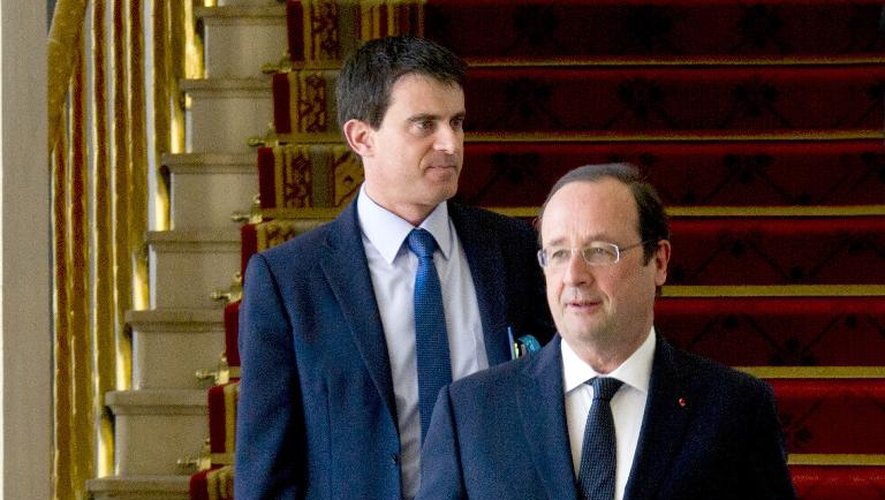 Le Premier ministre Manuel Valls (g) et le président de la république François Hollande (d) à leur arrivée à l'Elysée le 14 mai 2014 pour un conseil des ministres