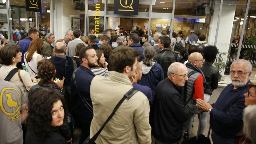 Des passagers bloqués le 27 mai 2016 gare Montparnasse à Paris en raison d'une panne de signalisation entre Tours et Poitiers
