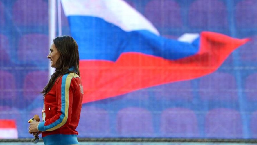 Yelena Isinbayeva sur le podium de la perche des Mondiaux de Moscou, le 15 août 2013