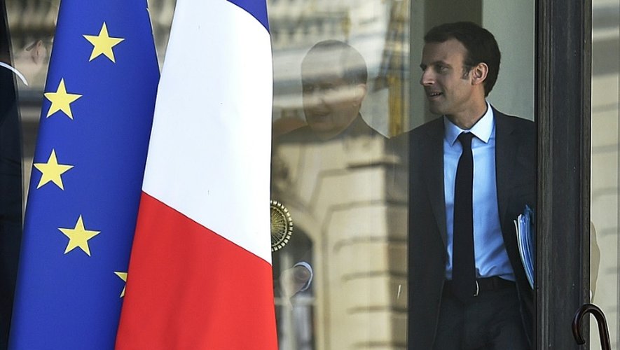 Le ministre de l'Economie Emmanuel Macron à la sortie de l'Elysée le 1er juillet 2015 à Paris