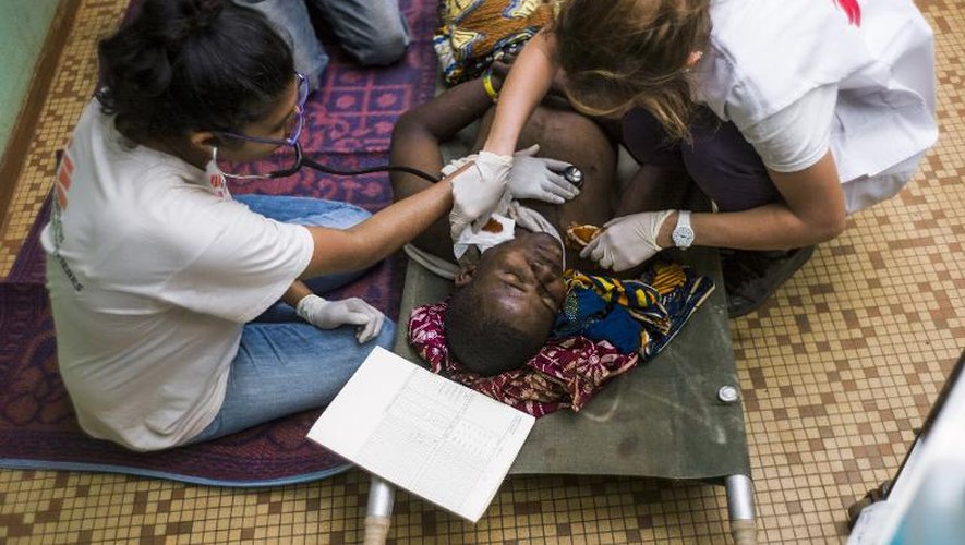 Photo prise le 20 décembre 2013 d'un blessé durant des heurts entre miliciens ex-Séléka et anti-Balaka, soigné par Médecins Sans Frontières à Bangui