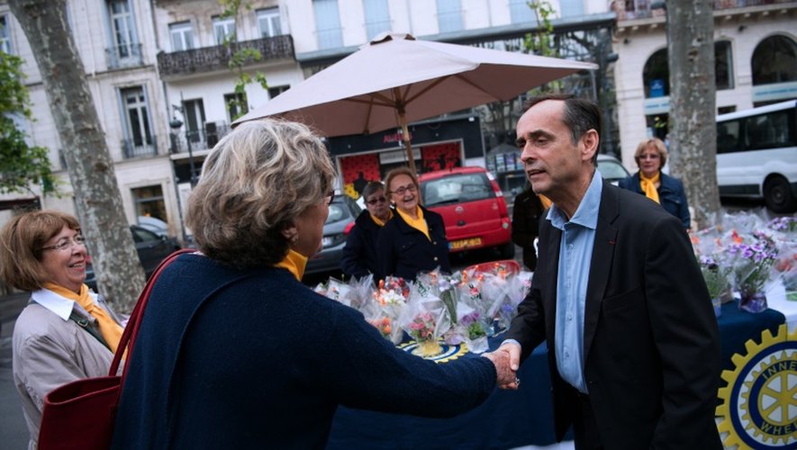 Robert Ménard salue un habitant de Béziers, le  28 mai 2016, lors d'une réunion politique "Le Rendez-vous de Béziers"