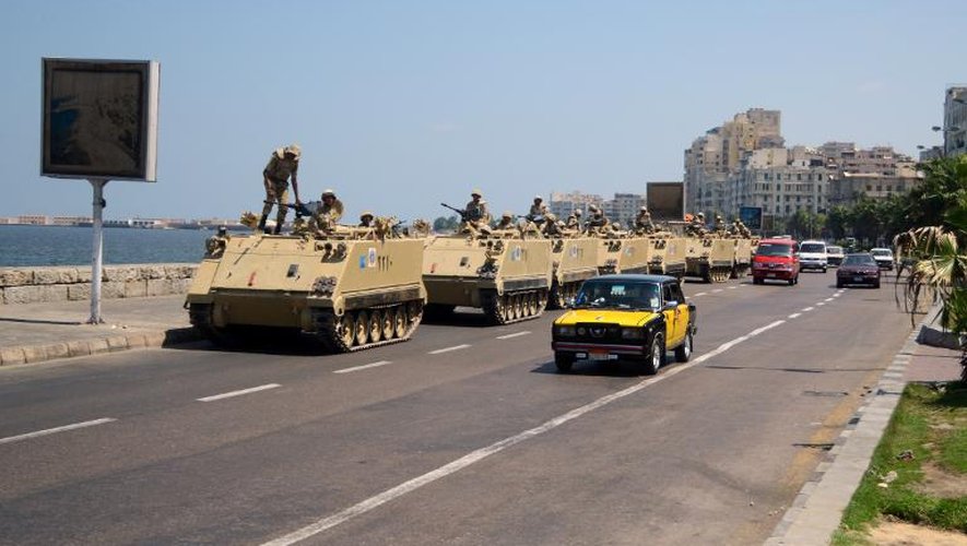 Les chars de l'armée egyptienne déployés dans la ville d'Alexandrie, le 16 août 2013