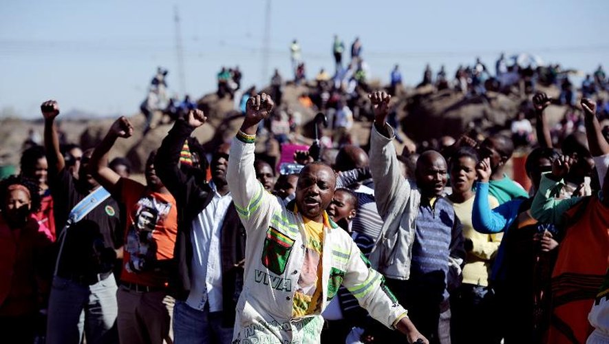 Des Sud-Africains commémorent, le 16 août 2013 à Marikana, la fusillade qui avait fait 34 morts l'année dernière lors d'une grève de mineurs