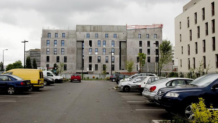 Un bâtiment d'habitation en construction à Clichy-sous-Bois, le 12 mai 2014, dans le cadre d'un programme de rénovation urbaine, avec des immeubles bas, plus coquets que les cités précédentes