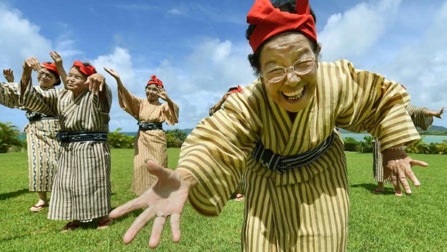 Le groupe japonais KBG84, composé de chanteuses et danseuses octogénaires japonaises, le 22 juin 2015 sur l'île de Kohama, dans l'archipel d'Okinawa