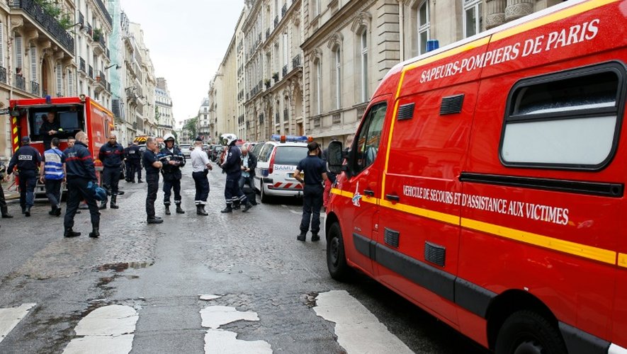 Des véhicules de pompiers sont garés près du Parc Monceau à Paris le 28 mai 2016, après que la foudre a blessé une dizaine de personnes