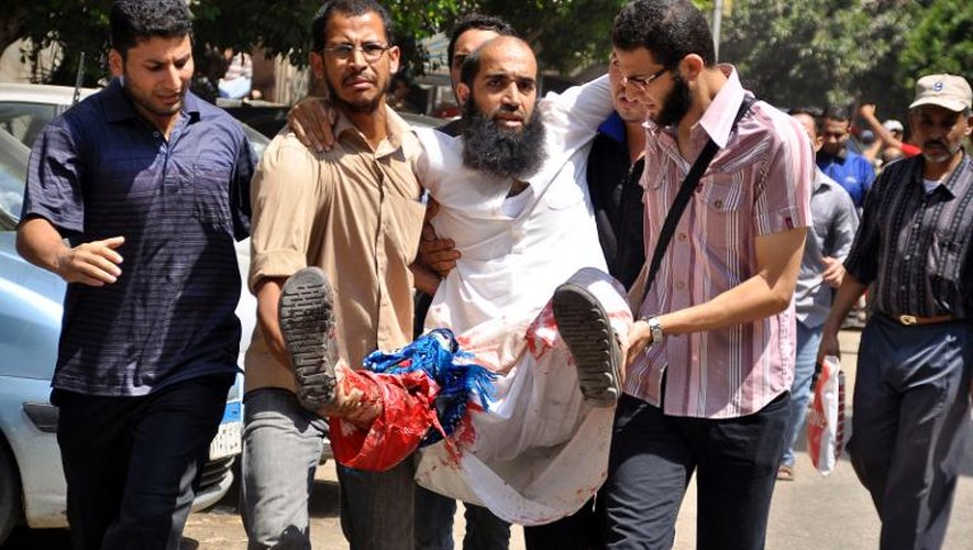 Un manifestant pro-Morsi blessé au Caire, le 16 août 2013
