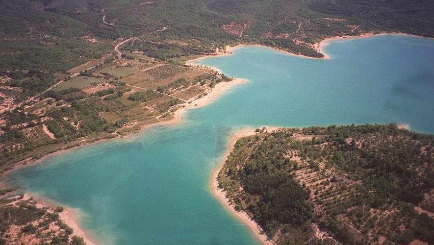 Photo prise le 22 août 2000 de la retenue d'eau du barrage EDF de Sainte-Croix, dans la vallée de la Durance.