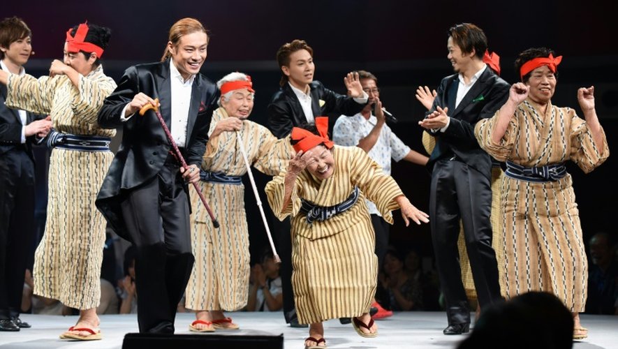 Le groupe japonais de chanteuses et danseuses octogénaires KBG84 sur scène, le 13 juin 2015 à Tokyo