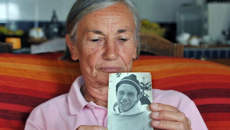 Photo d'archives montrant Bénédicte Lebreton qui présente la photo de son frère Christophe Lebreton, le plus jeune moine assassiné à Tibéhirine en Algérie en 1996, à Talence le 9 juillet 2009