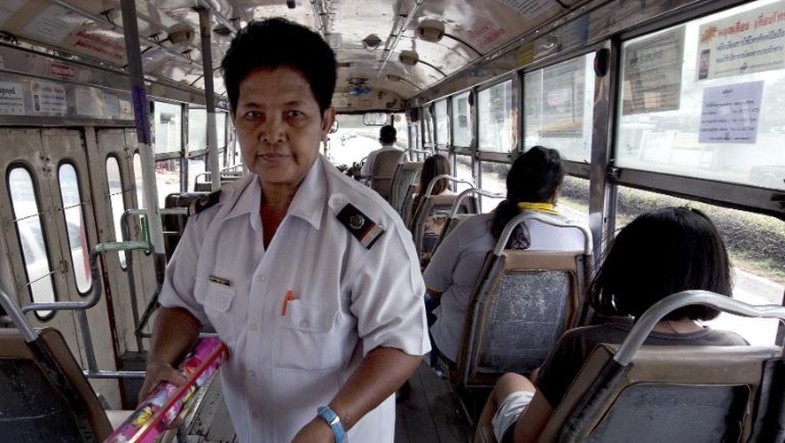 Une controleuse de bus Watcharee Viriya à Bangkok le 28 avril 2014