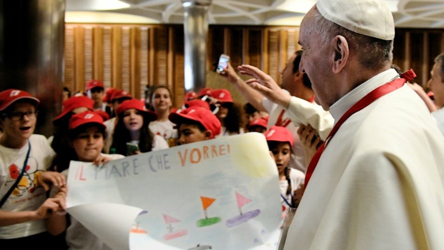 Des enfants scolarisés en Calabre remettent une lettre au souverain pontife le 28 mai 2016 au Vatican