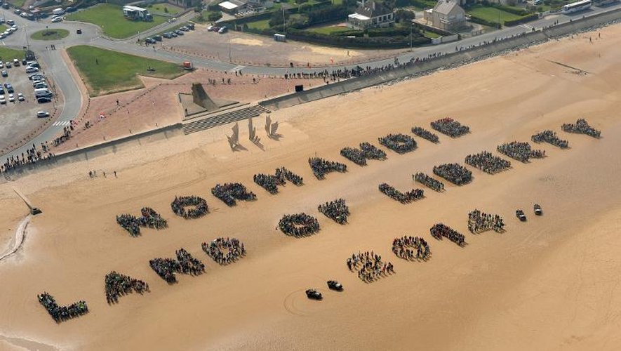 Vue aérienne d'une des plages du débarquement de 1944, Saint-Laurent sur Mer, durant une opération menée par 3.000 scouts américains qui ont formé une chaîne humaine pour écrire "Normandie, pays de liberté, 2014", le 16 avril 20