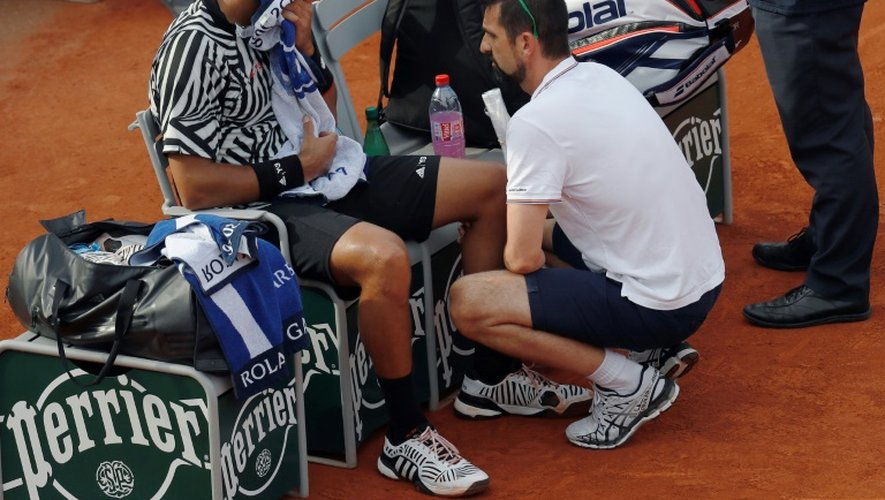 Le Français Jo-Wilfried Tsonga se fait soigner avant d'être contraint à l'abandon, le 28 mai 2016 à Roland-Garros
