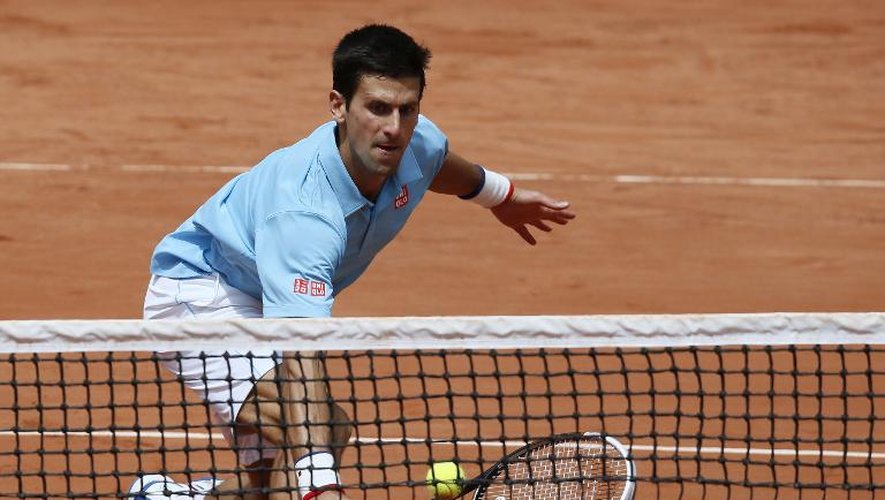 Le Serbe Novak Djokovic, N.2 mondial, au filet face au Croate Marin Cilic, le 30 mai 2014 à Roland-Garros