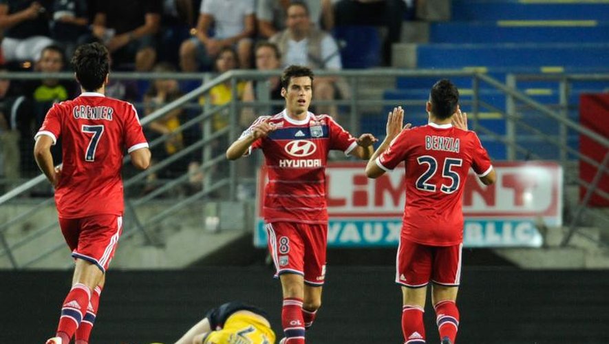 Le milieu de terrain lyonnais Yoann Gourcuff (c) félicité par ses coéquipiers Clément Grenier et Yassine Benzia, après un but inscrit contre Sochaux, le 16 août 2013 au stade Bonal