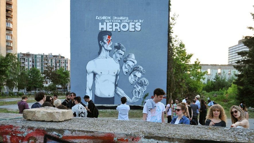 Inauguration d'une peinture murale, "la plus grande au monde", en mémoire de la légende britannique du rock, David Bowie, le 28 mai 2016 à Sarajevo