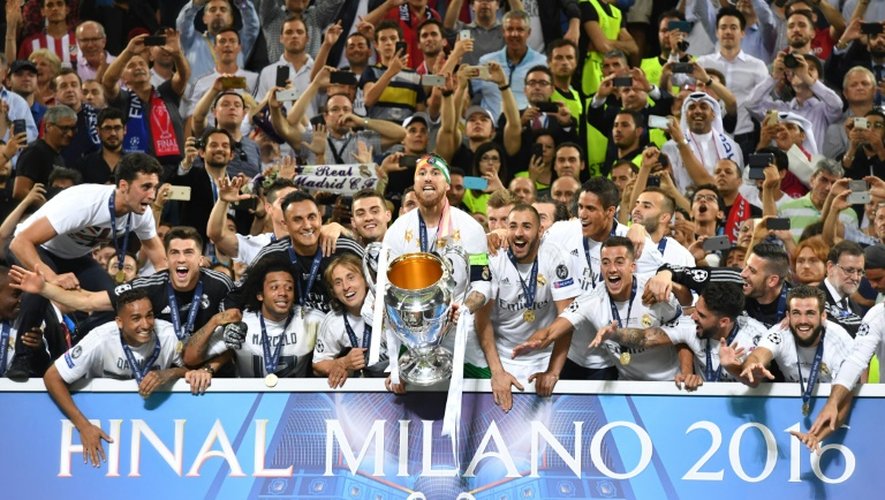 Les joueurs du Real Madrid posent avec le trophée de la Ligue des champions, le 28 mai 2016 à San Siro