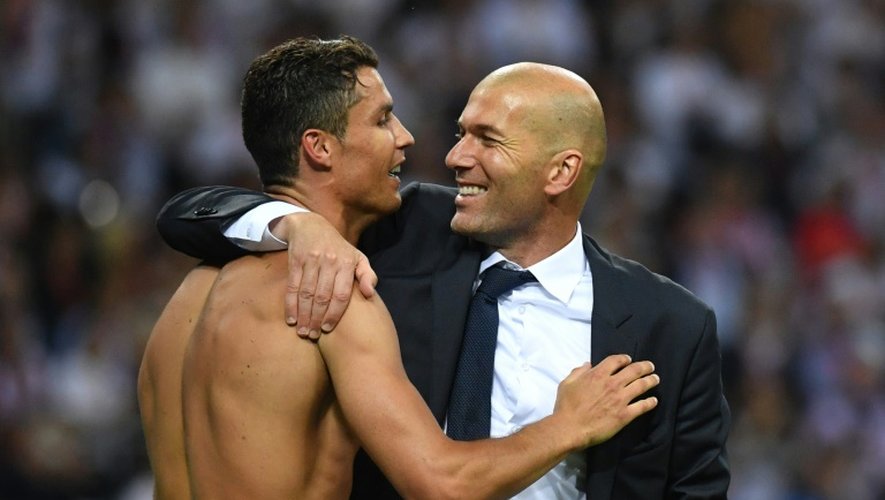Cristiano Ronaldo et Zinédine Zidane à l'issue de la finale de la Ligue des champions remportée par le Real face à l'Atletico, le 28 mai 2016 à San Siro
