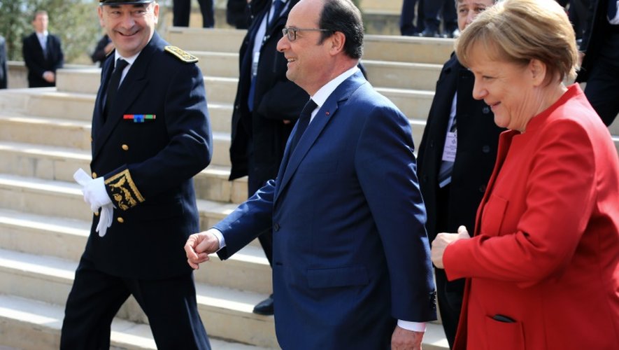 Le président François Hollande et la chancelière Angela Merkel à leur arrivée le 7 avril 2016 à Metz pour un conseil des ministres franco-allemand