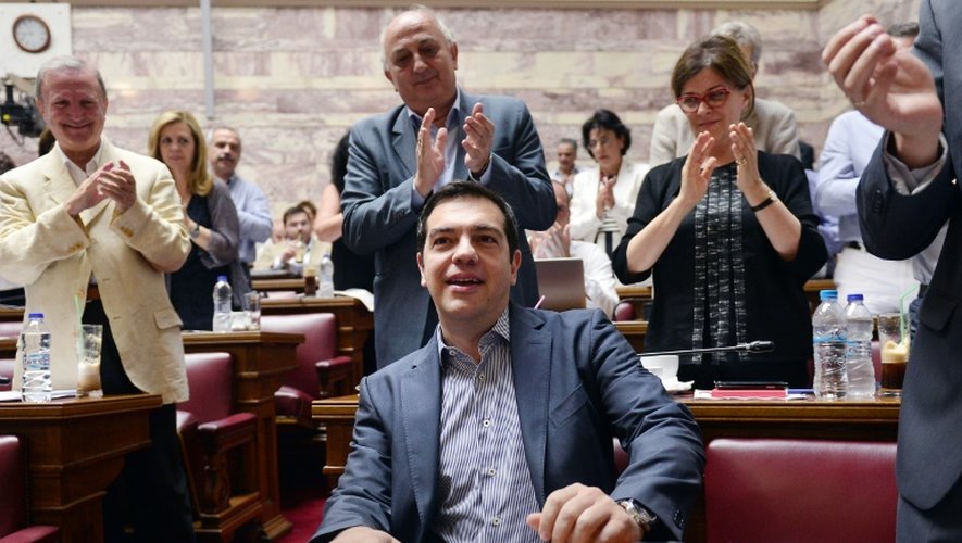 Le Premier ministre grec Alexis Tsipras applaudi le 10 juillet 2015 au Parlement à Athènes