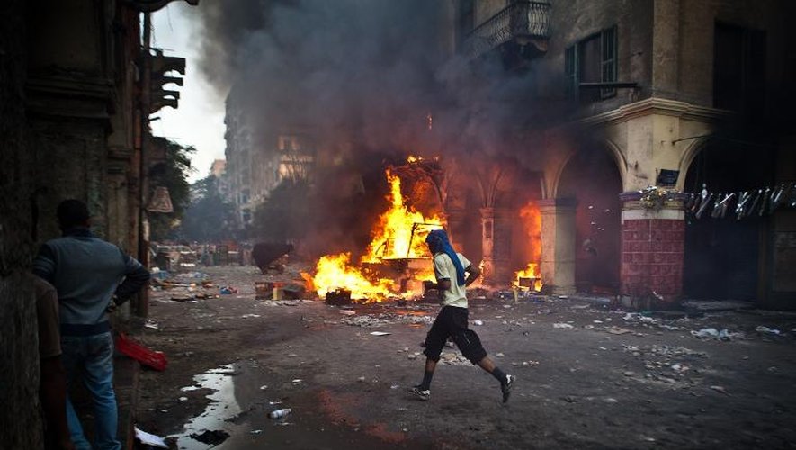 Un partisan des Frères musulmans lors d'affrontements avec les forces de sécurité sur la place Ramses du Caire, le 16 août 2013