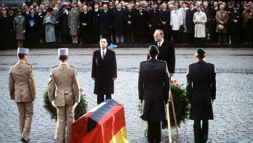 Helmut Kohl et François Mitterrand devant le catafalque, couvert d'un côté par un drapeau allemand et de l'autre par un drapeau français le 22 septembre 1984 à Verdun