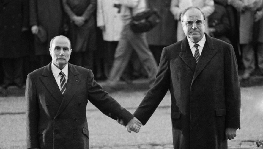 Francois Mitterrand et Helmut Kohl le 22 septembre 1984 à Douaumont