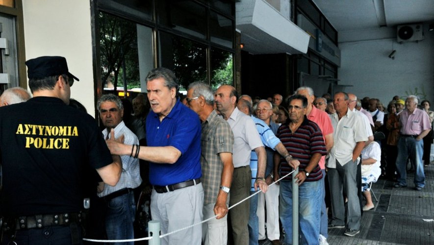 Des personnes font la queue devant une banque pour retirer de l'argent, le 10 juillet 2015 à Thessalonique