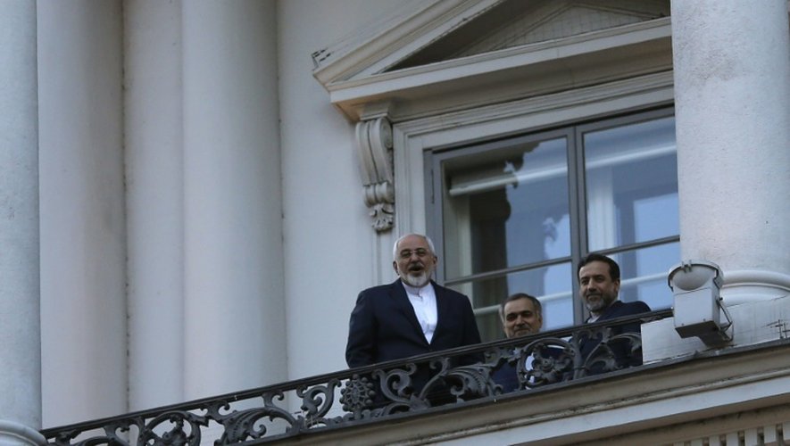Le ministre iranien des Affaires étrangères Mohammad Javad Zarif s'adresse aux journalistes depuis le balcon du Palais Coburg à Vienne, le 9 juillet 2015