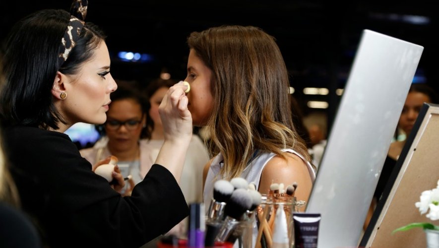 Séance de maquillage pour une adolescente  au salon "Get Beauty" le 28 mai 2016 au Parc Floral à Paris