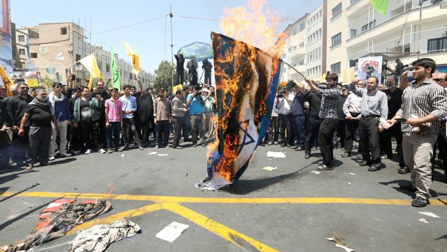 Des manifestants iraniens brûlent le drapeau israélien lors de la "Journée de Jérusalem", le 10 juillet 2015 à Téhéran